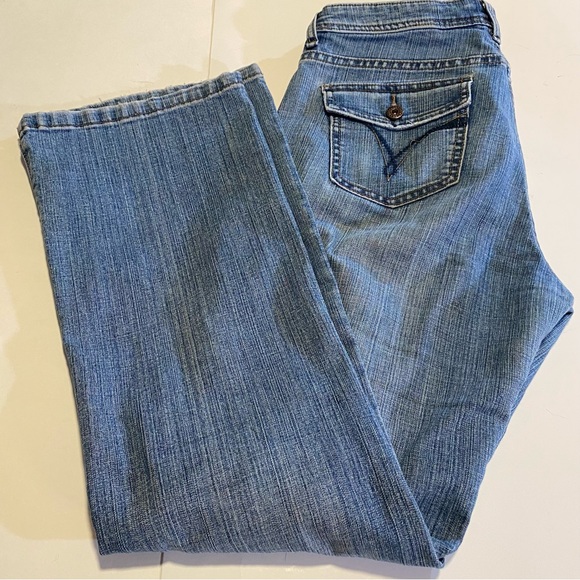Lee Midrise Bootcut SZ 8 Medium, GUC, stretch, distressed, lower on the waist - Picture 4 of 12
